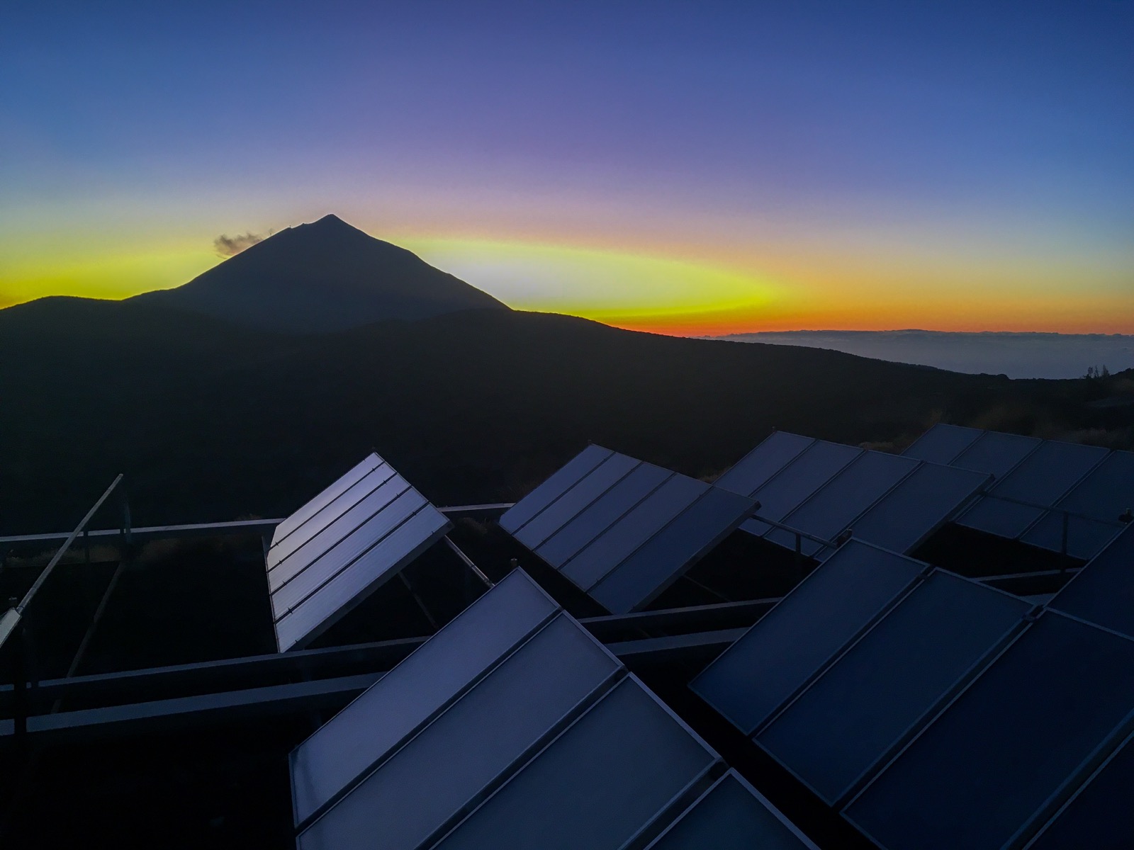 Paneles solares en el Observatorio del Teide, Tenerife, con el volcán al fondo