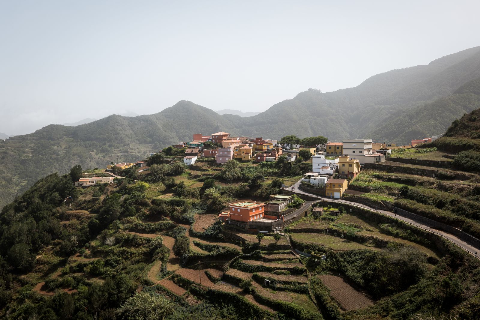 Un pueblo entre montañas y campos en terrazas en Tenerife